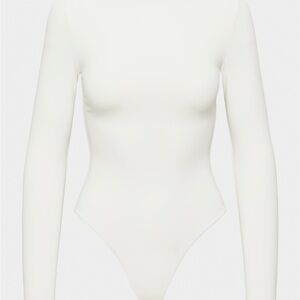Aritzia Classic Cream Long Sleeve Bodysuit